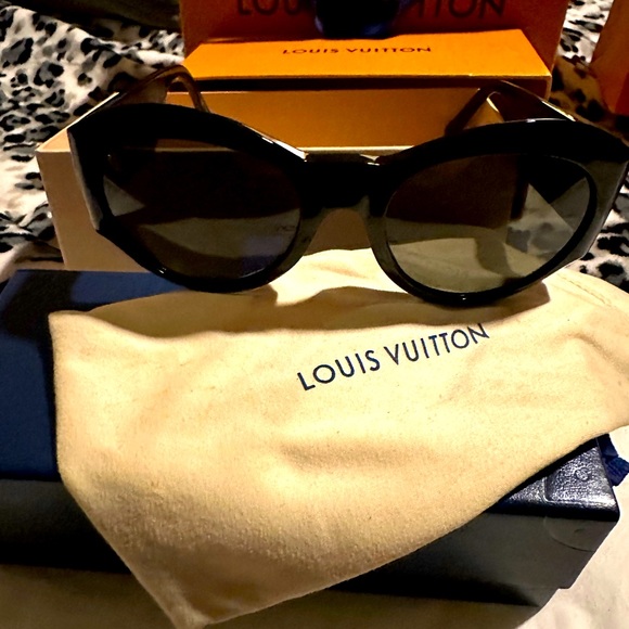 Louis Vuitton Accessories - LV glasses